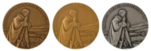 VATICAN: 1986 set of three medals issued to mark the Eighth Year of Pope John Paul II's pontificate and to commemorate the 20th Anniversary of the closing of the Second Vatican Council. The set is numbered 077/900 to the rims of the 22ct gold (55gm), ster