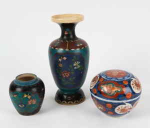 A Chinese Imari porcelain lidded circular box; together with two Japanese cloisonne on porcelain vases, 19th/20th century, (3 items), ​​​​​​​the largest 26cm high