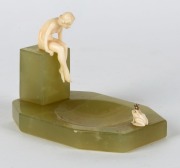 An Art Deco carved ivory and green onyx frog and female nude statue, circa 1920s, ​​​​​​​6.5cm high, 9cm wide - 2