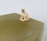 An Art Deco carved ivory and green onyx frog and female nude statue, circa 1920s, ​​​​​​​6.5cm high, 9cm wide - 3