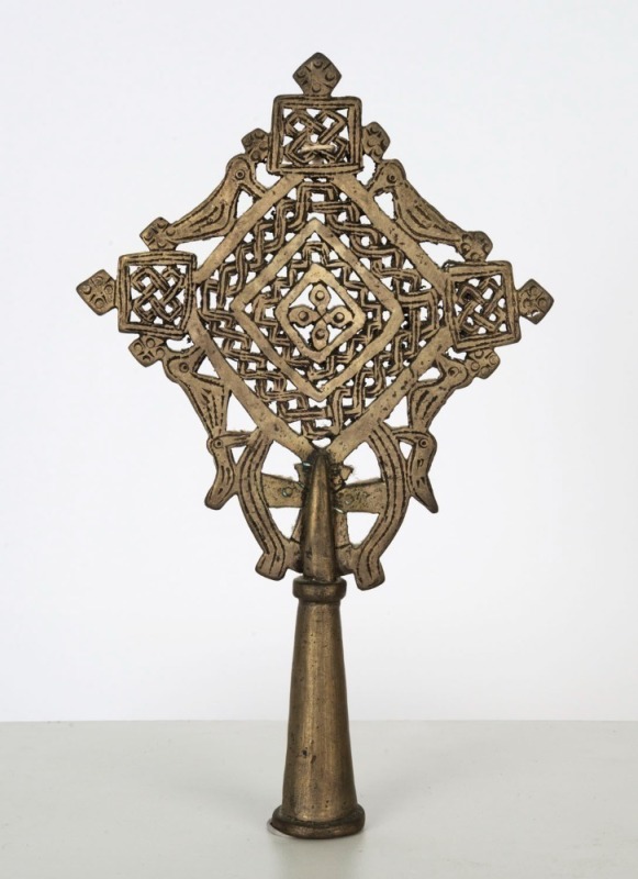 An Ethiopian Orthodox processional cross adorned with bird decoration, bronze with remains of silver finish, 19th/20th century, 25cm high