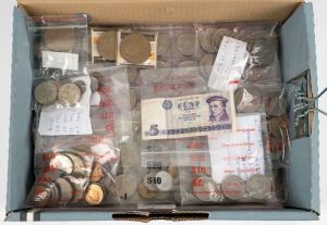 Coins - Australia: Mostly decimal accum. incl. 2001 20c Federation (50+) and 50c Federation (25+, various) mainly Unc; range of other 50c coins (70+); 1988 $5 Parliament (4) in original wallets, quantity of other decimal coins, also pre-decimal 1951 florin (2), bags of world coins; etc. (100s)
