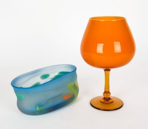 LEISA WHARINGTON Australian art glass bowl, together with an orange Murano glass brandy balloon, (2 items), ​​​​​​​the brandy balloon 25.5cm high