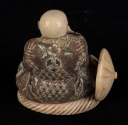 A Japanese carved ivory statue of a seated figure with pipe, Meiji period, 20th century, ​​​​​​​seal mark and signature to base, 6cm high - 2