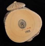 A Japanese carved ivory statue of a seated figure with pipe, Meiji period, 20th century, ​​​​​​​seal mark and signature to base, 6cm high - 3