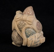 A Japanese carved ivory statue of a man and a rat, Meiji period, seal mark to base, 5cm high - 2