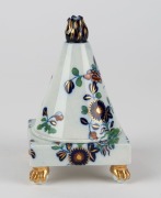 SPODE antique English porcelain&nbsp;pastille burner and conical cover with floral decoration and lion paw feet, circa 1820, blue factory mark "SPODE", ​​​​​​​12cm high - 2