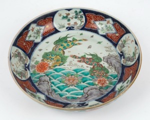 An antique Japanese Imari bowl executed in the Chinese taste, 19th century, 30cm diameter