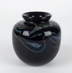 PAUL BENDZUNAS art glass vase, engraved "P. Bendzunas", 12cm high