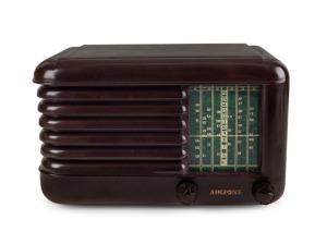 AIRZONE vintage burgundy bakelite mantle radio, with matching star knobs, 18cm high, 29cm wide