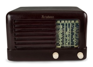 ARISTONE vintage  burgundy bakelite mantle radio with white knobs,  18cm high, 28cm wide