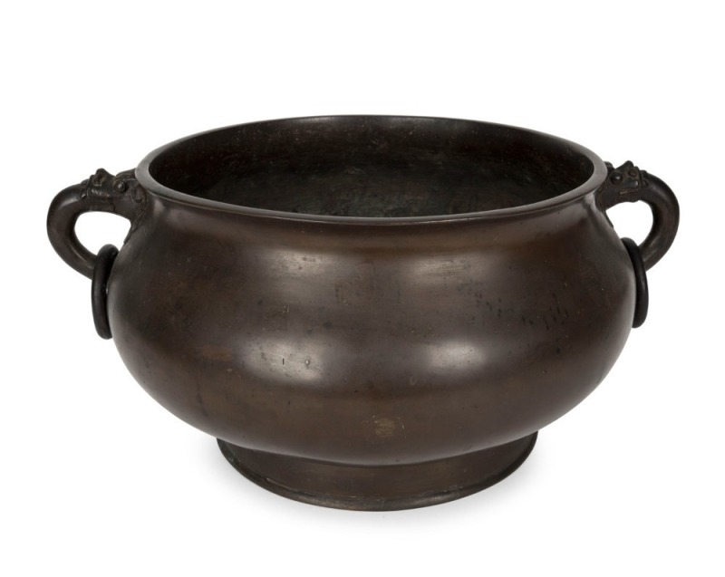 An antique Chinese bronze censer, Qing Dynasty, 18th/19th century, 16.5cm high, 36cm wide