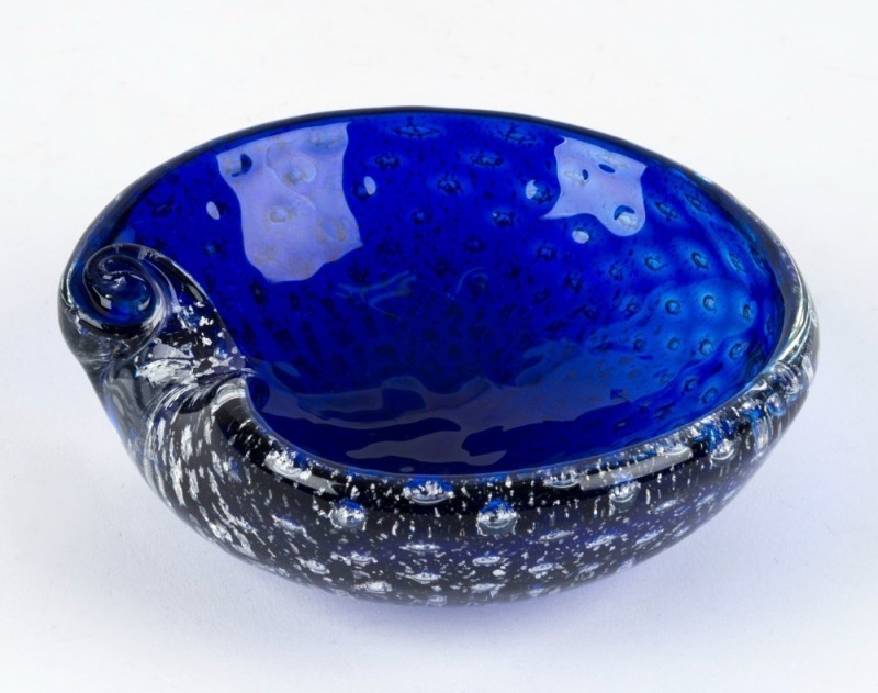 A blue Murano glass shell bowl with argento silver inclusions and bullicante, 14cm wide