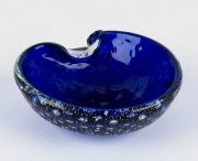 A blue Murano glass shell bowl with argento silver inclusions and bullicante, 14cm wide - 2