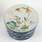 An antique Chinese circular porcelain box, together with an antique Chinese porcelain bowl, Qing Dynasty, 19th century, Daoguang mark to bases, the box 12cm diameter, the bowl 15cm diameter - 3