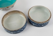 An antique Chinese circular porcelain box, together with an antique Chinese porcelain bowl, Qing Dynasty, 19th century, Daoguang mark to bases, the box 12cm diameter, the bowl 15cm diameter - 4