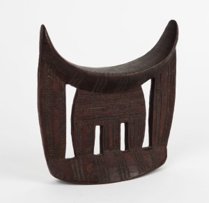 A tribal headrest, carved wood, African origin, ​​​​​​​21cm high, 20cm wide