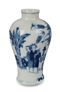 An antique Chinese blue and white porcelain vase, Qing Dynasty, 19th century, underglaze blue four character mark to base, ​​​​​​​15cm high