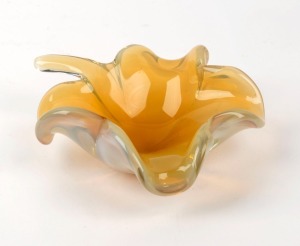 BAROVIER & TOSO Murano glass leaf shaped bowl, circa 1955, 22cm wide