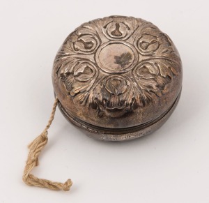 An American sterling silver yo-yo toy, 20th century, 6cm diameter