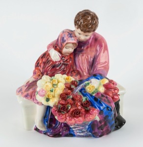 ROYAL DOULTON "Flower Seller's Children", (HM 1342) English porcelain statue, ​​​​​​​20cm high 