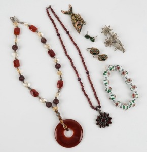 Assorted Chinese jewellery including cloisonne bead bracelet, gilded silver and green stone earring, etc, (7 items), 