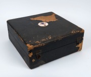 LOUIS XVIII boxed porcelain bachelor's tea set by SAMPSON of Paris, 19th century, in original plush case. Bearing an old Sotheby's lot number. ​​​​​​​the case 37cm wide - 2