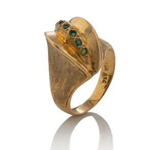 A vintage designer 18ct yellow gold ring, set with a row of emeralds, stamped "750", ​​​​​​​5.6 grams