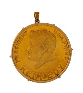 JOHN F. KENNEDY (J.F.K.) PR'A'SIDENT, 20.1.61, IN MEMORIAM, 18ct yellow gold medallion set in 15ct yellow gold pendant mount, 26.25 grams total
