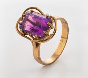 A 9ct gold and amethyst ring, 20th century, stamped "9ct", ​​​​​​​4.4 grams total