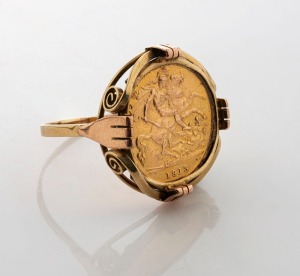 A 1913 gold half sovereign set in yellow gold ring, 7.4 grams total