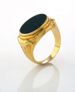 An antique 14ct yellow gold and blood stone signet ring, 19th/20th century, stamped "585", ​​​​​​​7.7 grams