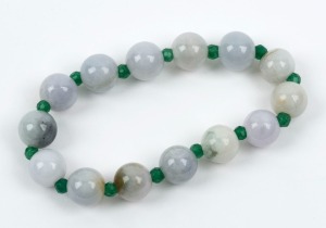 A Chinese mutton jade bead bracelet with emerald bead spacers, 20th century