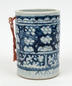 An antique Chinese blue and white porcelain brush pot, late Ming, early Qing Dynasty, ​​​​​​​15cm high