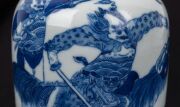 An antique Chinese blue and white porcelain vase decorated with warriors and mythical beast, Kangxi period, Qing Dynasty, circa 1700, underglaze four character mark to base, 15.5cm high - 5