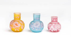 THOMAS WEBB: Group of 3 English cameo glass vases in miniature. Late 19th century. 3.5cm to 4.5cm