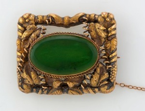 An antique Colonial gold brooch, set with large green nephrite, 19th century, ​​​​​​​4.3cm wide