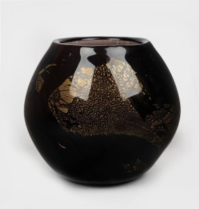 RICHARD MORRELL black and gold Australian art glass vase, engraved "Richard Morrell, '80", 15cm high