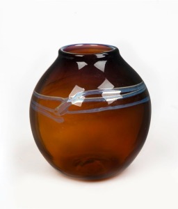 RICHARD MORRELL amber and brown Australian art glass vase with trailing blue iridescent inclusions, engraved "R. Morrell", 11cm high