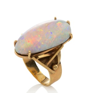 A gold ring, set with a large polished solid white opal, stamped "333", ​​​​​​​9.6 grams total