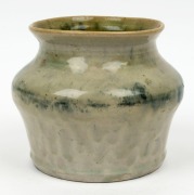 MERRIC BOYD pottery vase glazed in grey and blue with green interior, incised "Merric Boyd", ​​​​​​​12cm high, 14cm wide - 2