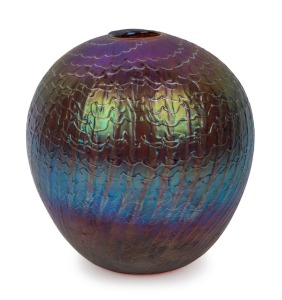 COLIN HEANEY impressive iridescent glass vase, incised "C.H. '89", ​​​​​​​22cm high