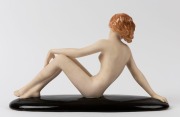 GOLDSCHEIDER&nbsp;Art Deco porcelain statue of reclining&nbsp;female nude, black factory mark "Goldscheider, Wien, Made in Germany", 20cm high, 34cm long - 2