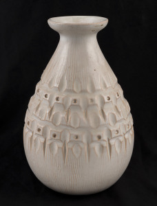 ELLIS pottery vase with geometric design and cream glaze, incised "Ellis", ​22cm high