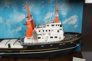 The AMSTERDAM scratch built-tugboat in case, 20th century, 57cm high, 100cm long, the cabinet 98cm high, 115cm long - 2