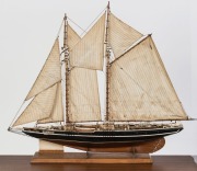 BLUE NOSE model boat in perspex cabinet, 20th century, ​​​​​​​65cm high, 80cm long, the cabinet 98cm high, 86cm wide - 2