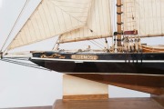 BLUE NOSE model boat in perspex cabinet, 20th century, ​​​​​​​65cm high, 80cm long, the cabinet 98cm high, 86cm wide - 3