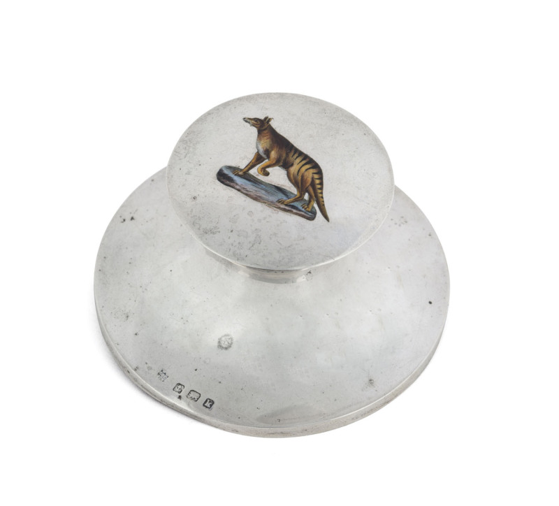 TASMANIAN TIGER: Sterling silver inkwell with enamel Thylacine decorated top, Birmingham, circa 1909, ​4cm high, 7cm diameter