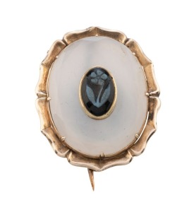 A late Georgian brooch, polished chalcedony hard stone with floral cameo set in gold, circa 1830s, 3cm wide