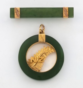 An antique New Zealand greenstone brooch and pendant with 9ct gold mounts, 19th century, the brooch 3.8cm wide